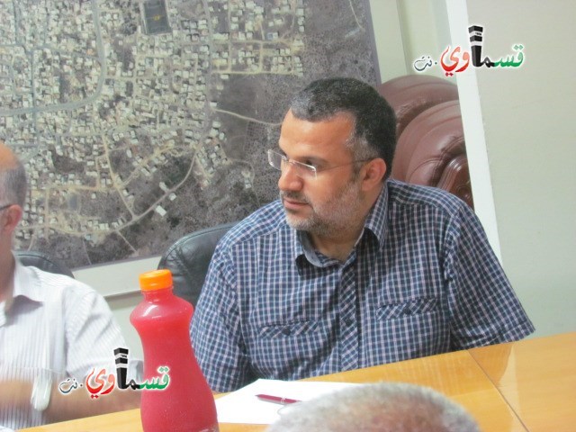 رئيس البلدية عادل بدير والأستاذ طارق ابو حجلة يجتمعون بمدراء المدارس 